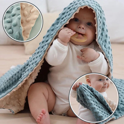 couverture bébé minky verte 100x75 cm bébé qui joue