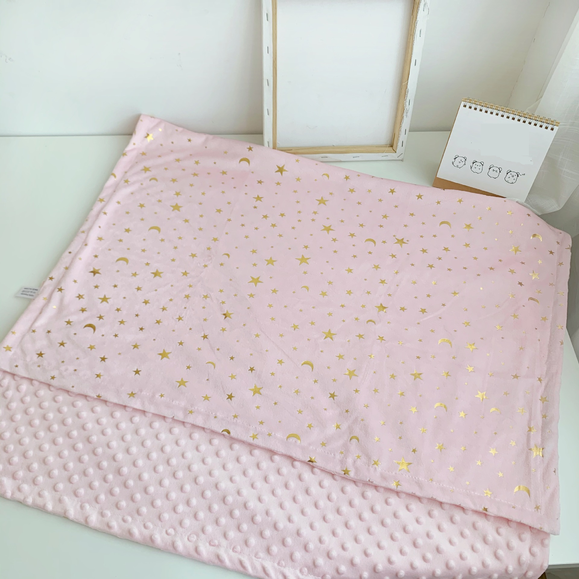 couverture bébé rose table