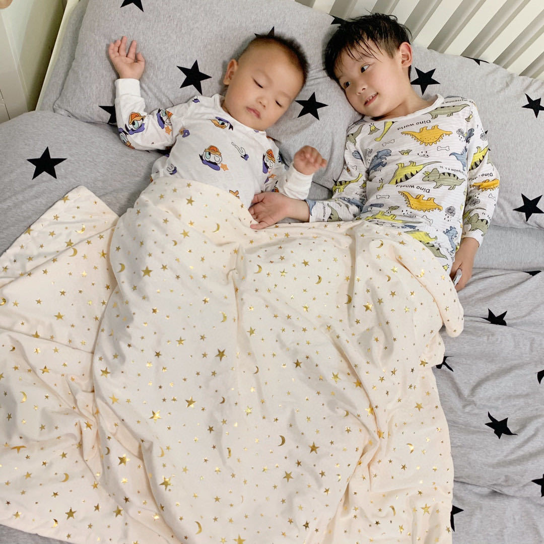 couverture bébé sieste avec frères