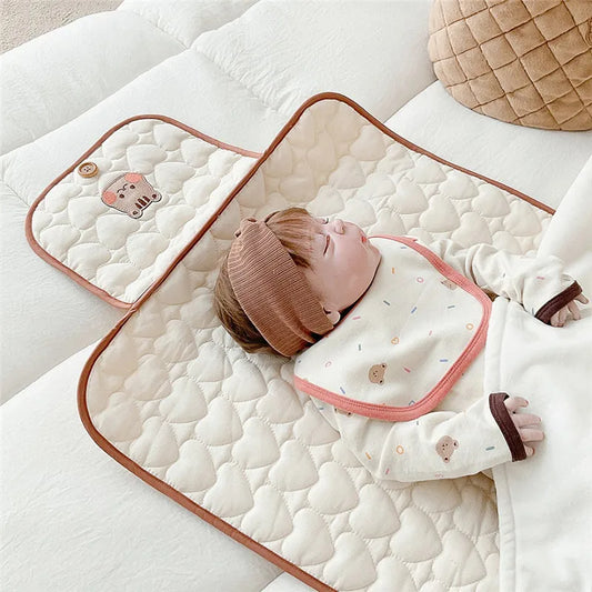 tapis à langer nomade avec bébé qui dort