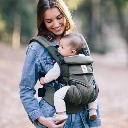 porte bébé randonnée au parc avec maman